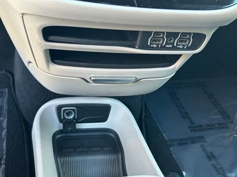 Used 2024 Chrysler Pacifica Touring-L image 22