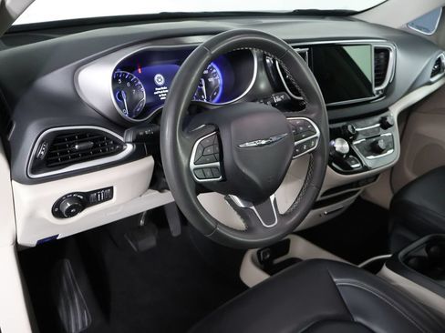 Used 2023 Chrysler Pacifica Touring-L FWD image 26