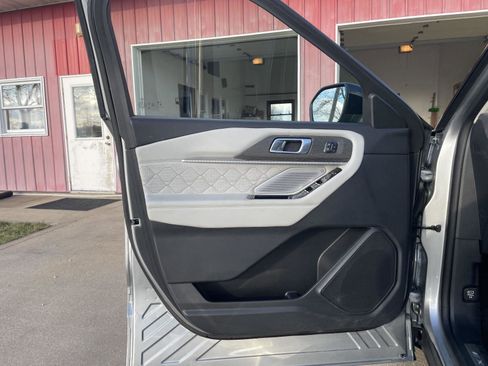 Used 2025 Ford Explorer Platinum w/ LUX Leather Package image 12