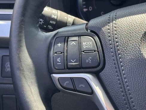 Used 2019 Toyota Highlander SE FWD image 24