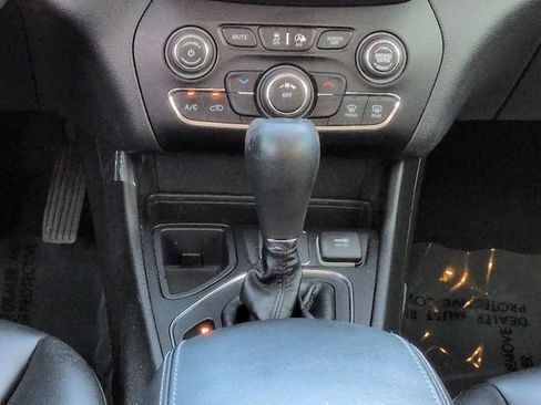 Used 2020 Jeep Cherokee Latitude Plus FWD image 19