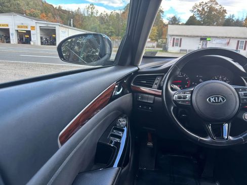 Used 2018 Kia Cadenza Premium image 29