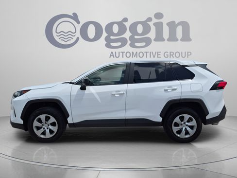 Used 2022 Toyota RAV4 LE FWD image 3