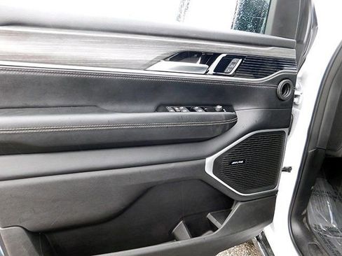 Used 2023 Jeep Wagoneer L Series II image 15