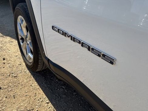 Used 2025 Jeep Compass Latitude w/ Sun & Sound Group image 9