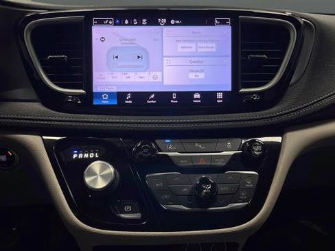 Used 2022 Chrysler Pacifica Touring-L image 12