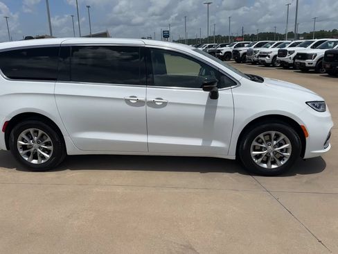 Used 2026 Chrysler Pacifica Limited AWD/4WD image 2