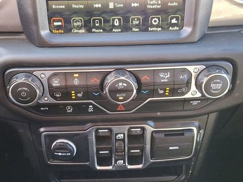 Used 2018 Jeep Wrangler Unlimited Sahara image 16