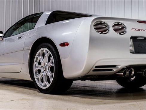 Used 2002 Chevrolet Corvette Coupe w/ Preferred Equipment Group1 RWD image 5