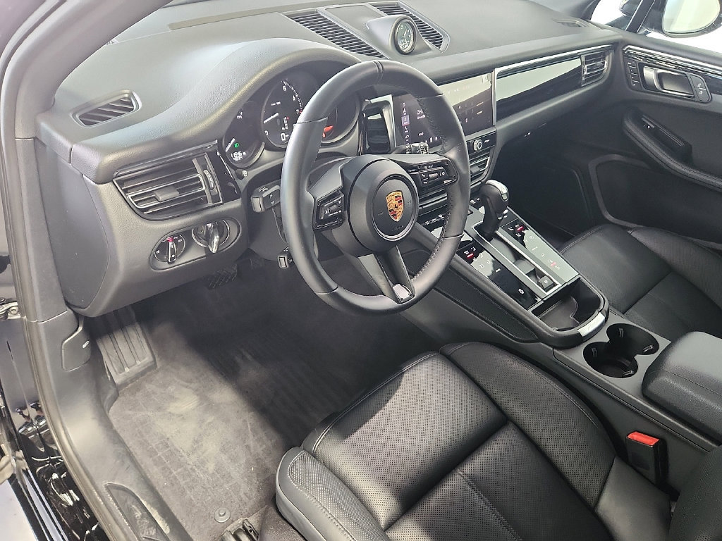 Certified 2026 Porsche Macan AWD/4WD image 4
