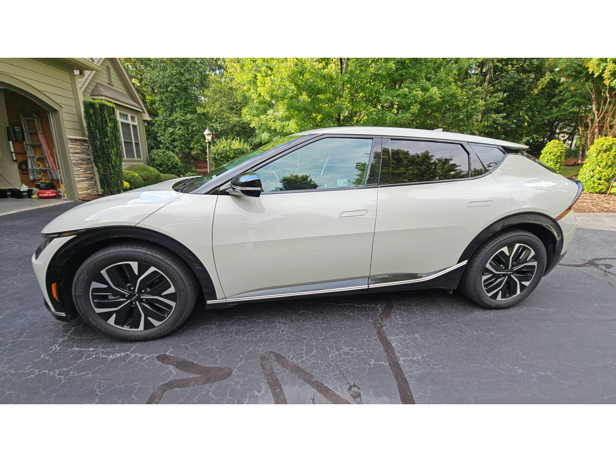 Used 2022 Kia EV6 Wind AWD/4WD image 2