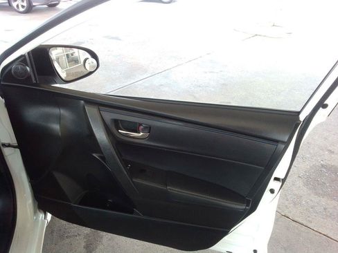 Used 2018 Toyota Corolla SE FWD image 21