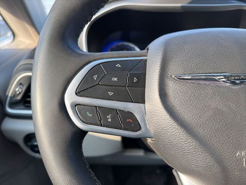 Used 2022 Chrysler Pacifica Touring-L image 17