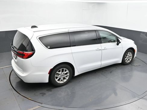 Used 2023 Chrysler Pacifica Touring-L FWD image 31