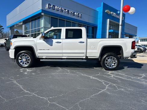 Used 2019 GMC Sierra 2500 Denali w/ Duramax Plus Package AWD/4WD image 3