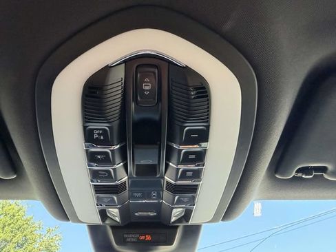 Certified 2023 Porsche Macan AWD/4WD image 31
