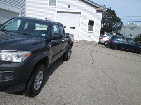 Used 2017 Toyota Tacoma SR5 image 7