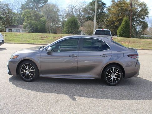 Used 2021 Toyota Camry SE image 12