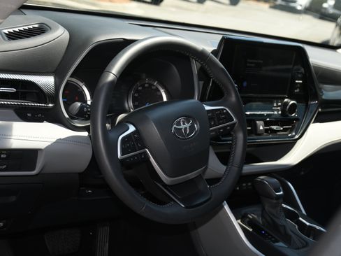 Used 2025 Toyota Highlander XLE AWD/4WD image 9