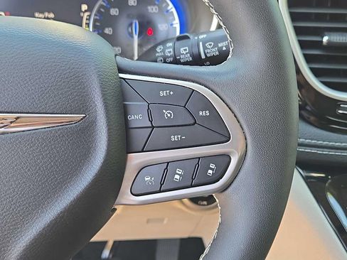 Used 2022 Chrysler Pacifica Touring-L FWD image 24