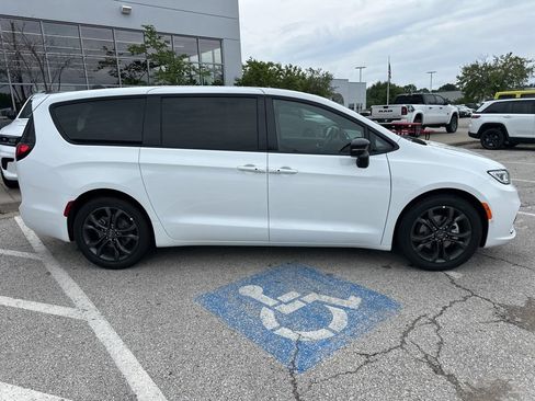 New 2026 Chrysler Pacifica Select image 33