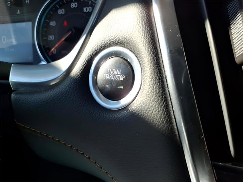 Used 2021 Chevrolet Traverse LT image 30