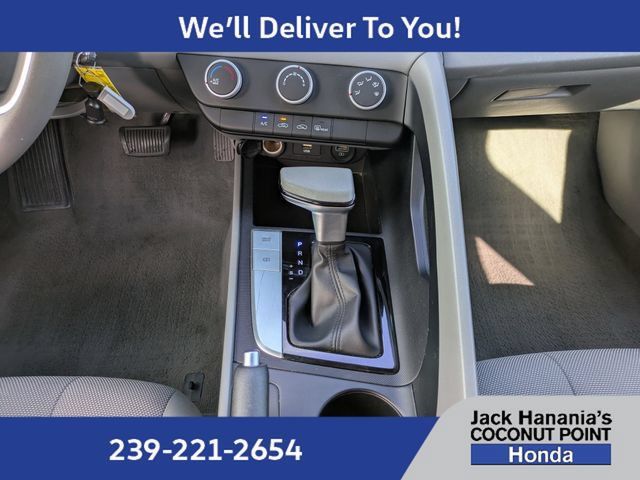Used 2021 Hyundai Elantra SE FWD image 17