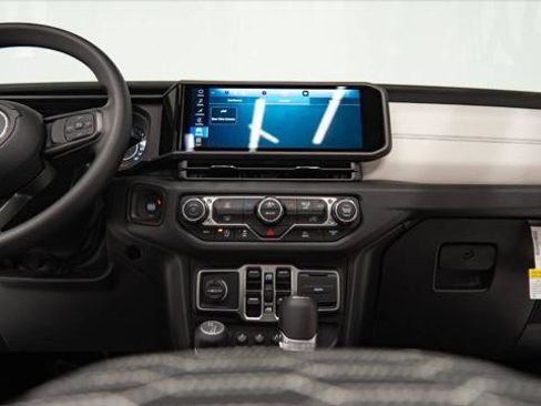 Used 2025 Jeep Gladiator Sport image 23