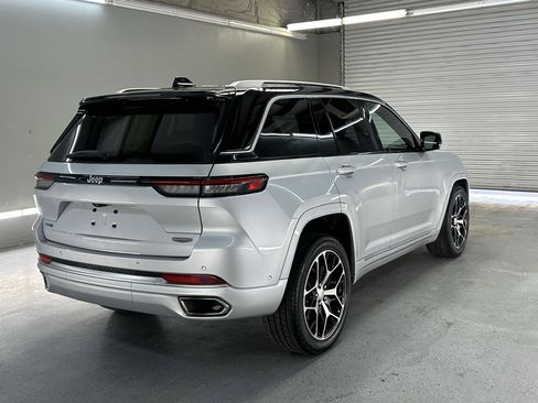 Used 2023 Jeep Grand Cherokee Summit AWD/4WD image 9