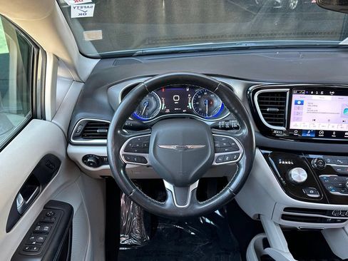 Used 2022 Chrysler Pacifica Touring-L FWD image 23