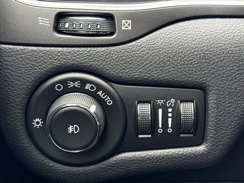 Used 2020 Jeep Cherokee Trailhawk w/ Cold Weather Group AWD/4WD image 32