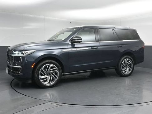 Certified 2025 Lincoln Navigator Reserve AWD/4WD image 4