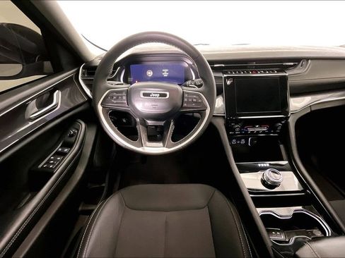 Used 2023 Jeep Grand Cherokee Laredo image 7