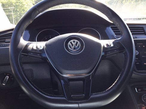 Used 2018 Volkswagen Tiguan SE w/ Panoramic Sunroof Package AWD/4WD image 28