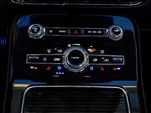 Used 2023 Lincoln Nautilus Reserve image 16