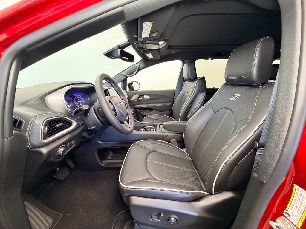 New 2027 Chrysler Pacifica Limited AWD/4WD image 3