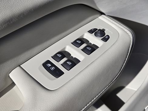 Used 2023 Volvo XC60 B6 Ultimate w/ Protection Package Premier image 34