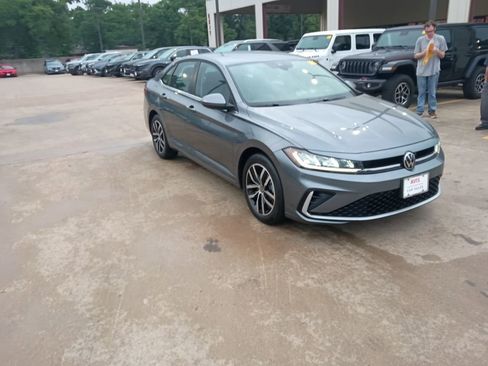 Used 2025 Volkswagen Jetta SE image 6