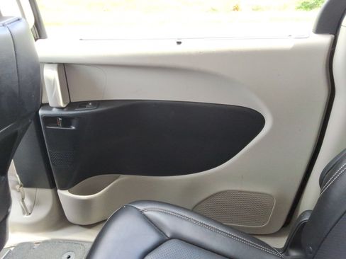 Used 2023 Chrysler Pacifica Touring-L FWD image 25