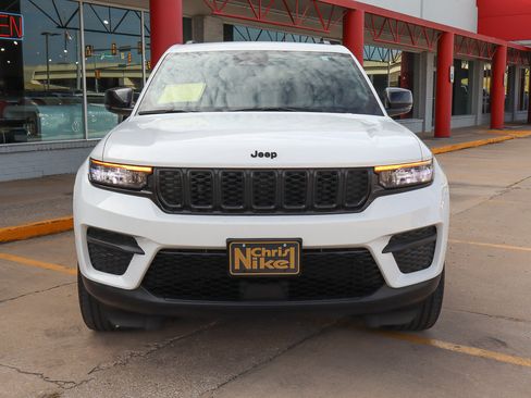 Used 2023 Jeep Grand Cherokee Altitude image 3
