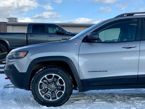 Used 2021 Jeep Cherokee Trailhawk w/ Comfort/Convenience Group image 10