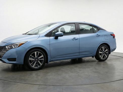 Used 2025 Nissan Versa SV image 3