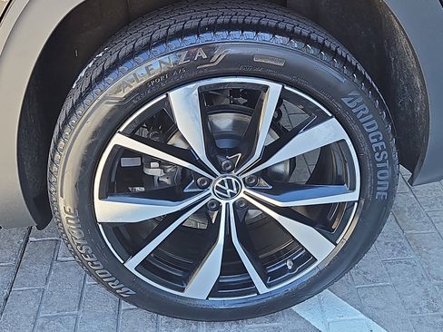 Certified 2024 Volkswagen Atlas Cross Sport SEL Premium R-Line AWD/4WD image 33