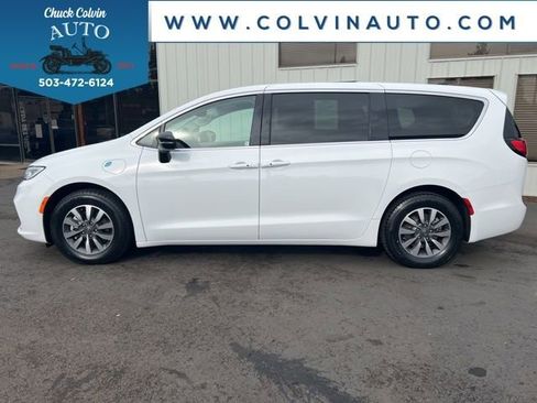 Used 2024 Chrysler Pacifica Select image 11