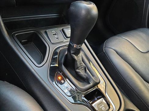 Used 2019 Jeep Cherokee Overland w/ Technology Group image 16