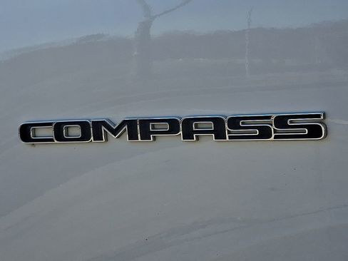 Used 2024 Jeep Compass Latitude image 30