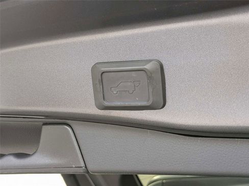 Used 2021 Toyota RAV4 XLE w/ Convenience Package FWD image 8
