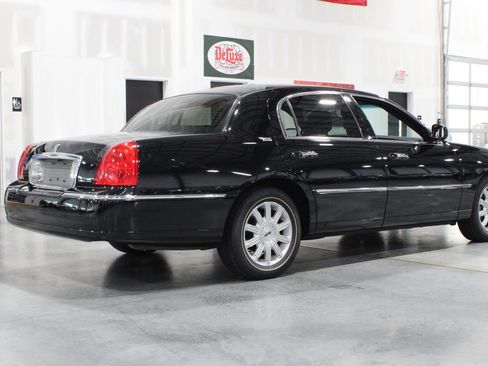 Used 2006 Lincoln Town Car Signature Limited RWD image 24