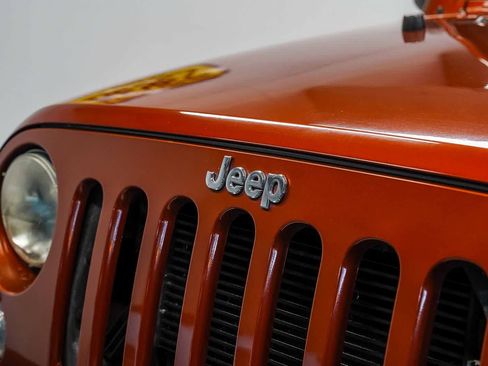 Used 2014 Jeep Wrangler Unlimited Sahara w/ Connectivity Group AWD/4WD image 8