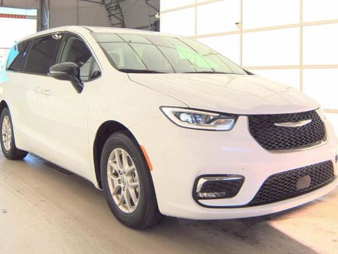 Used 2024 Chrysler Pacifica Touring-L image 3